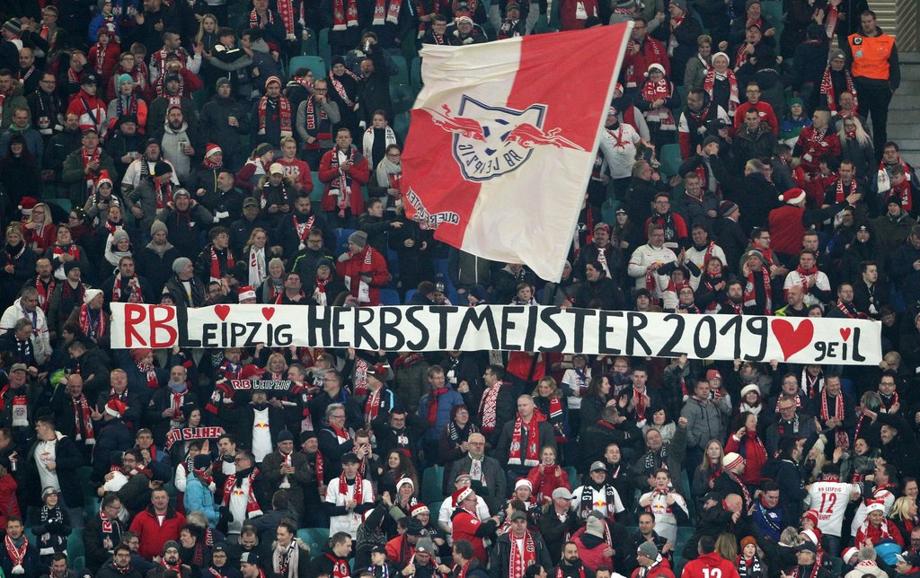 „Herbstmeister 2019 - geil”: Fans von RB Leipzig beim 3:1 gegen Augsburg.