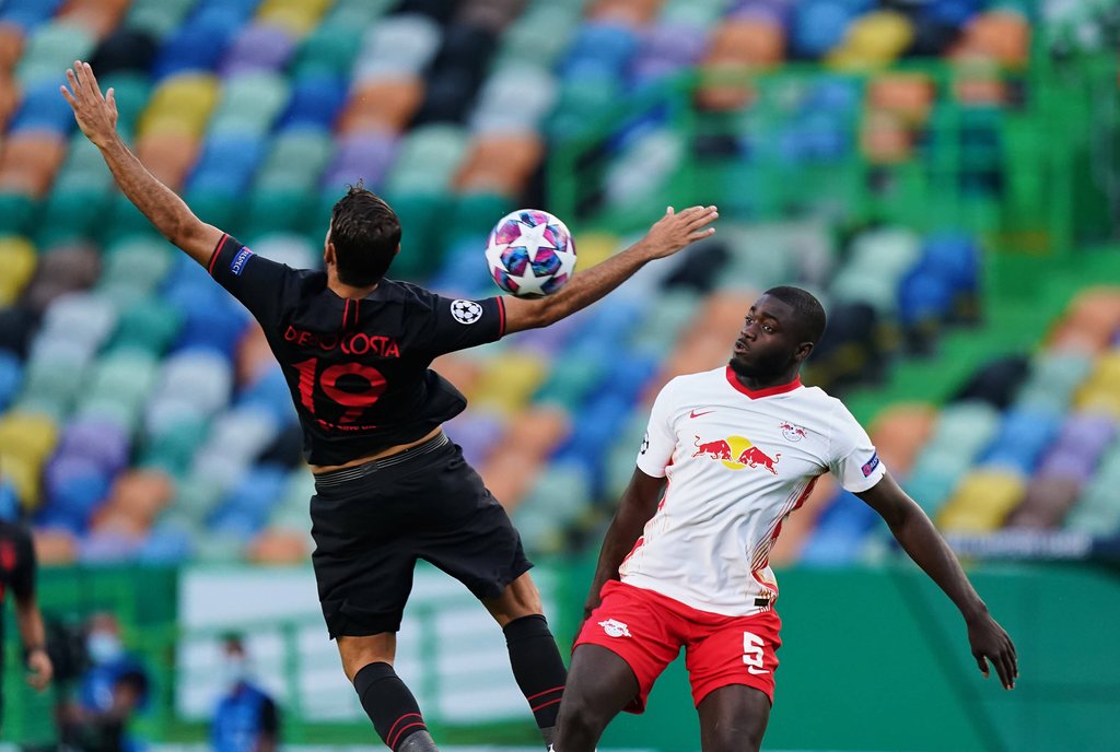 Brecher gegen Brecher: Atleticos Diego Costa im Duell mit Dayot Upamecano (r.)