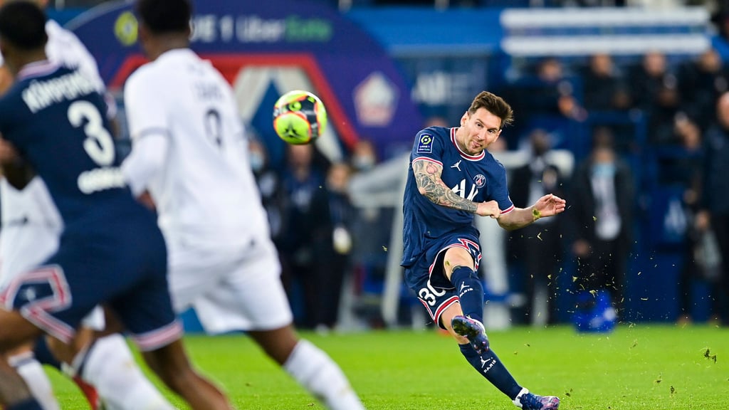 Lionel Messi (PSG) zieht im Spiel gegen Lille ab.
