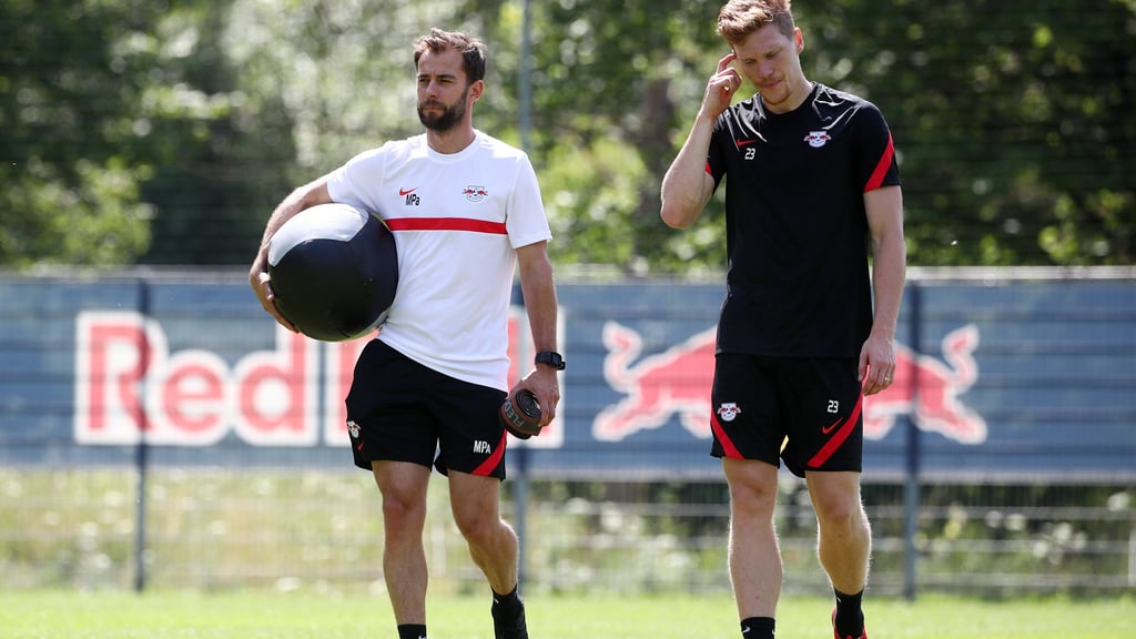 Schuftet weiter in der Reha: Marcel Halstenberg (rechts).