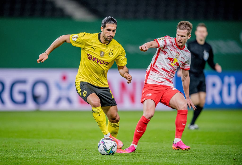 Dani Olmo (r.) und RB Leipzig empfangen Borussia Dortmund zum Flutlichtspiel in Leipzig.