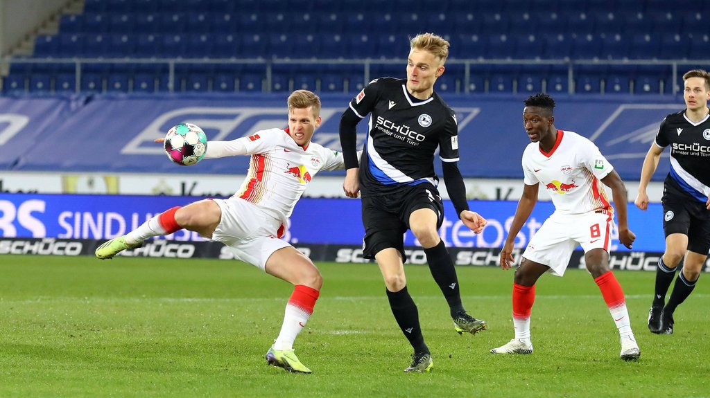 Angriffsspieler gegen Abwehrspielerl: Dani Olmo gegen Amos Pieper – Symbolbild dieses Spiels.