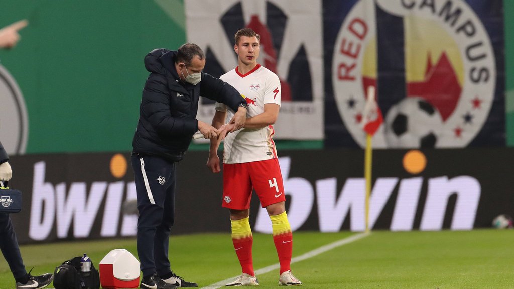 Behandlung an der Seitenlinie: Willi Orban musste zur Halbzeit ausgewechselt werden.