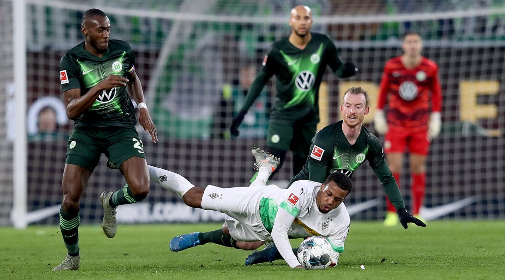 Matchwinner: Der gebürtige Sachse Maximilian Arnold (rechts), hier gegen Gladbachs Alassane Plea, trifft in der 90.+1 Minute zum 2:1 für Wolfsburg.