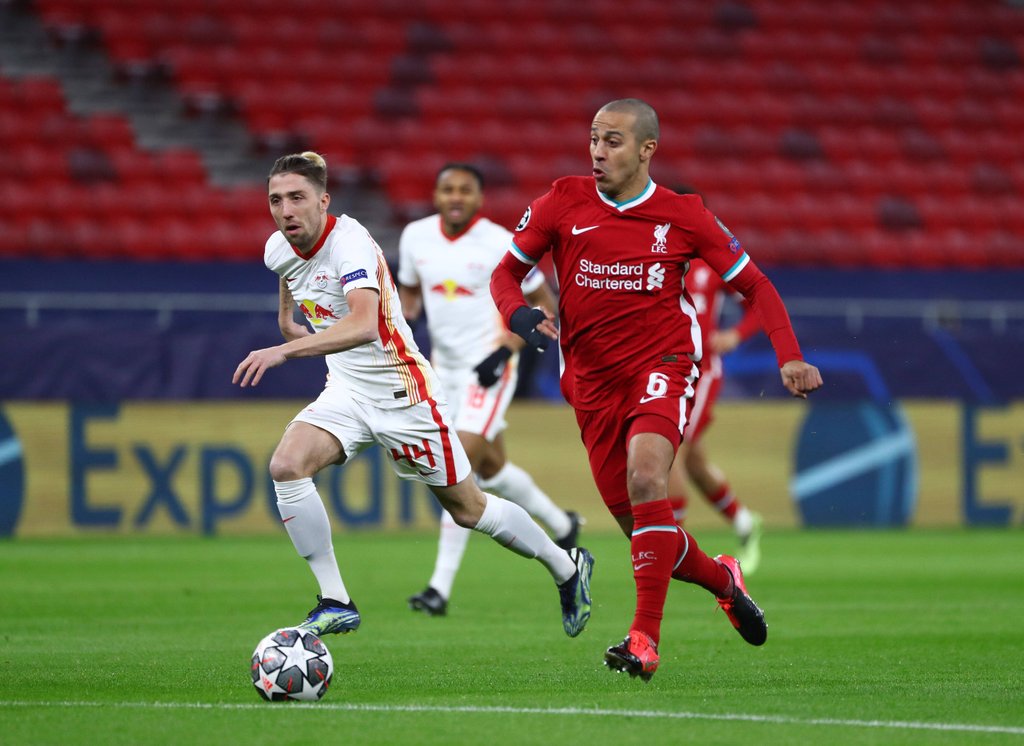 Viel zu viel Platz: Thiago Alcantara gegen Kevin Kampl.