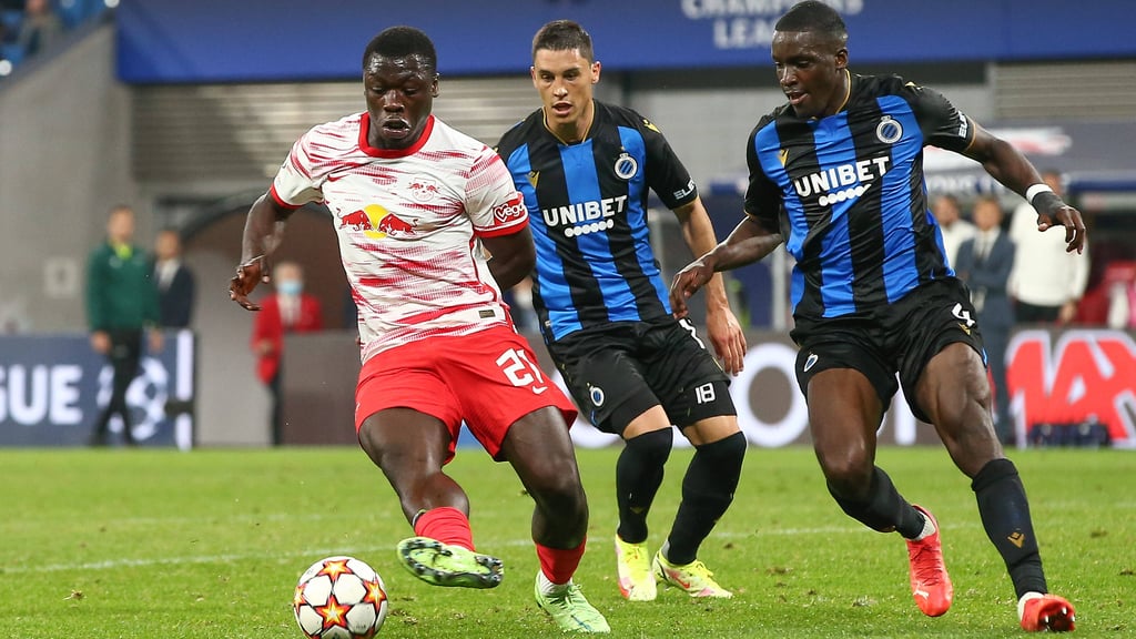 Brian Brobbey (l.) im Einsatz gegen den FC Brügge.