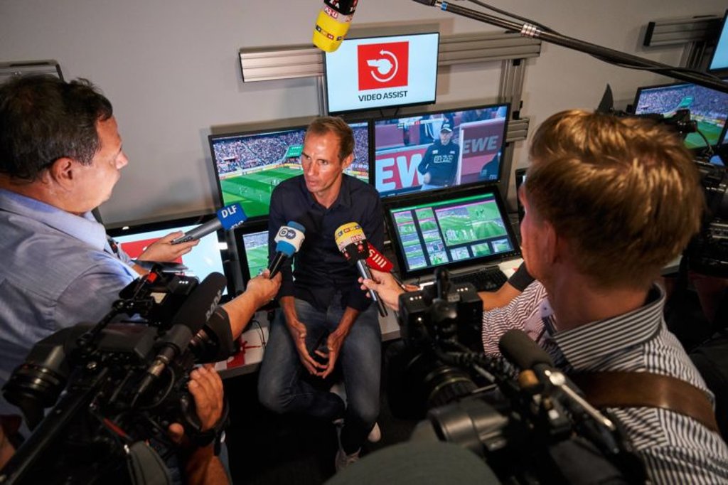 Der Videobeweis wird in der Bundesliga eingeführt.