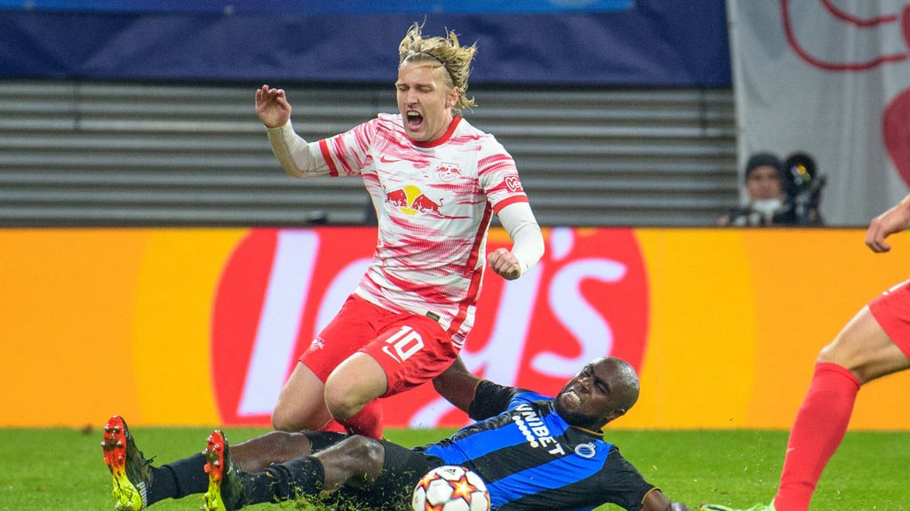 Brügge räumt RB Leipzig ab: Eder Balanta gegen Emil Forsberg.