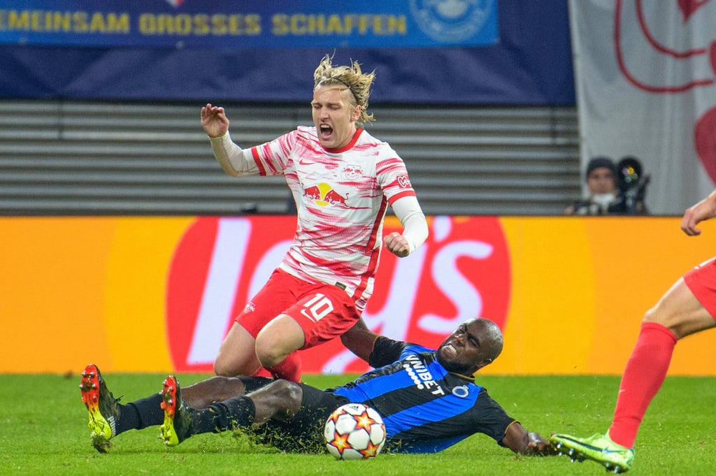 Brügge räumt RB Leipzig ab: Eder Balanta gegen Emil Forsberg.