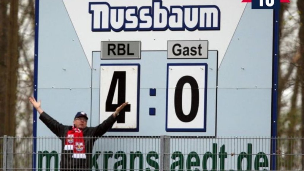 Die Anfänge von RB Leipzig mit händischer Anzeigetafel und handverlesenen Fans.