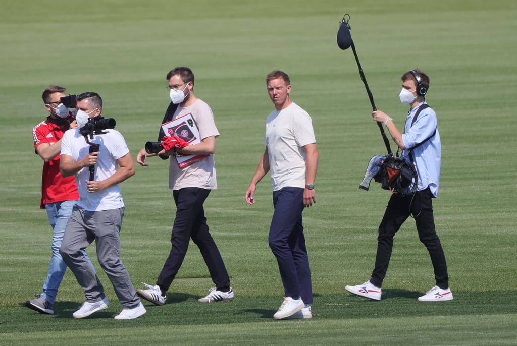 Ankunft beim FC Bayern vergangene Woche: Julian Nagelsmann (2.v.r.) steht sofort im Fokus.