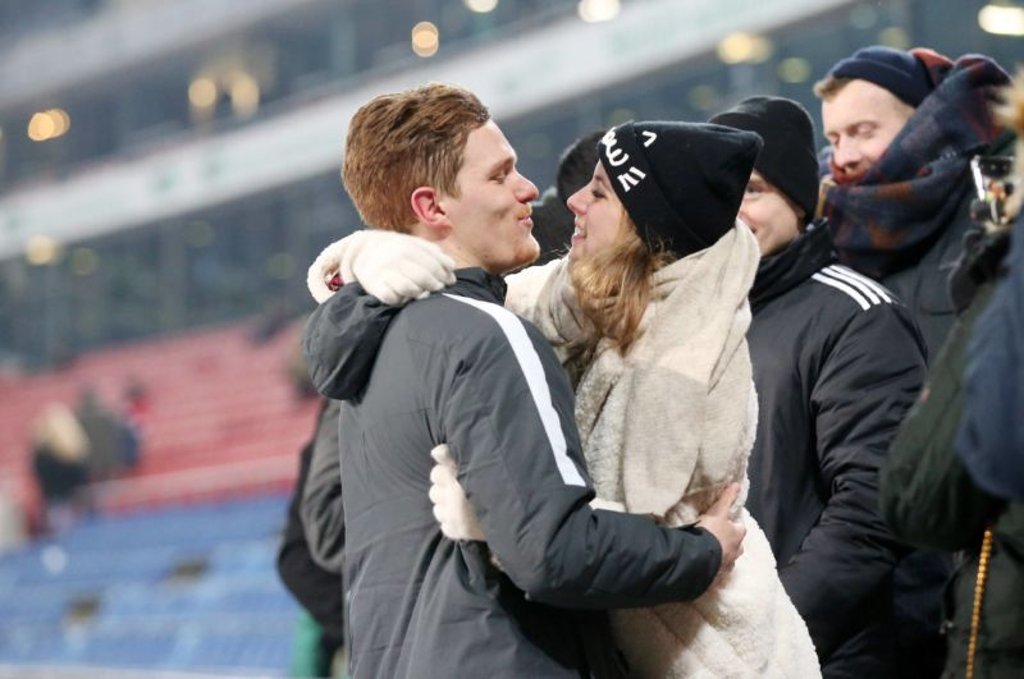 Marcel Halstenberg und seine Ehefrau Franziska sind Eltern einer Tochter geworden.