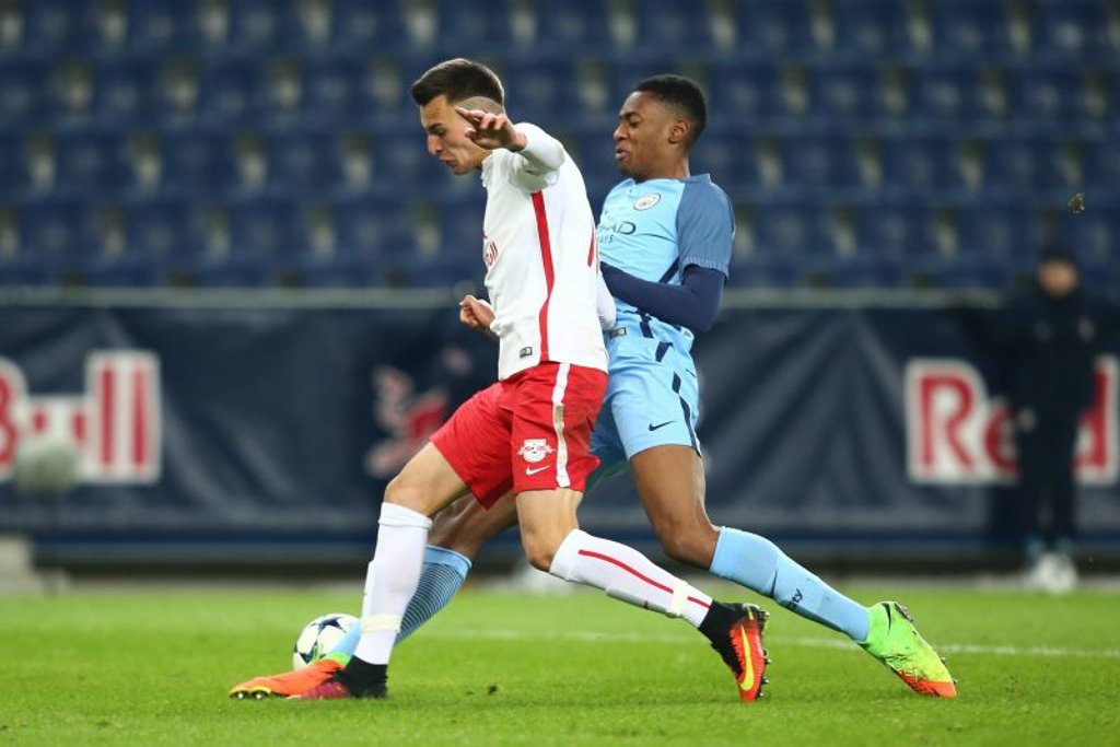 Neuzugang von Manchester City? Tosin Adarabioyo hier gegen Red Bull Salzburgs Mergim Berisha.