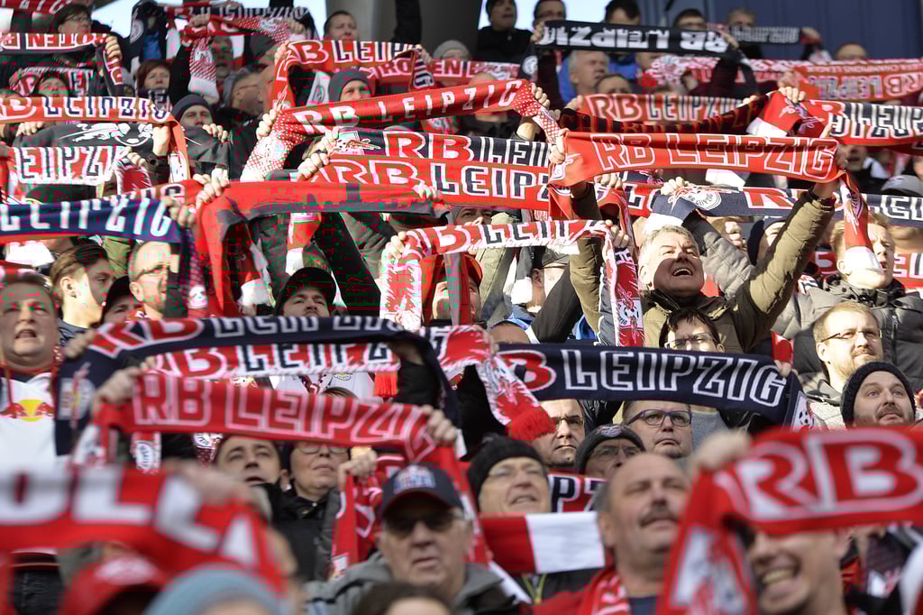 Viele Fanartikel: Die jeweils größte Gruppe unter den Umfragen-Teilnehmern besitzt je fünf bis zehn Trikots und Fanschals von RB Leipzig.