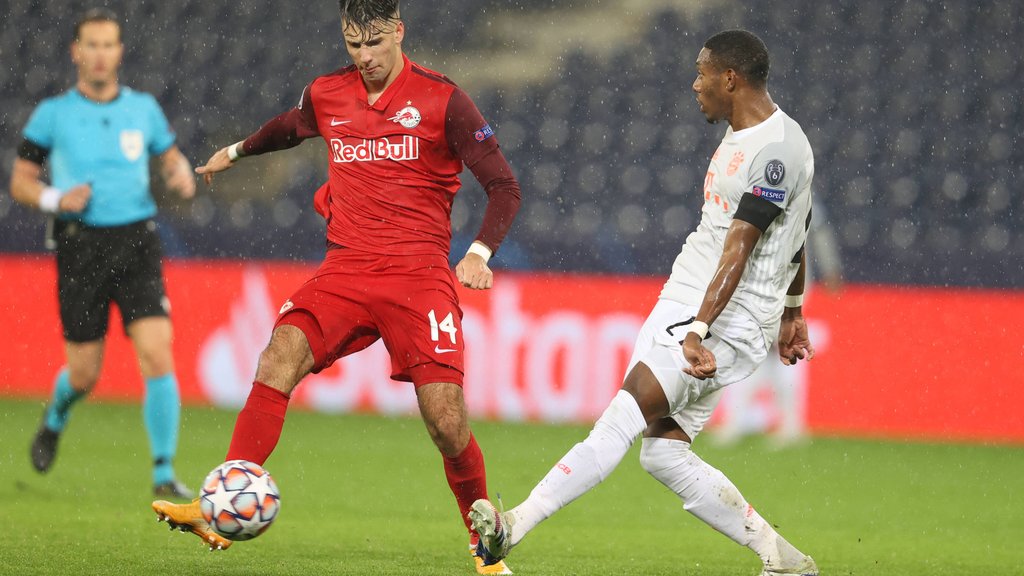 Dominik Szoboszlai (Red Bull Salzburg) im Zweikampf mit Bayern Münchens David Alaba.