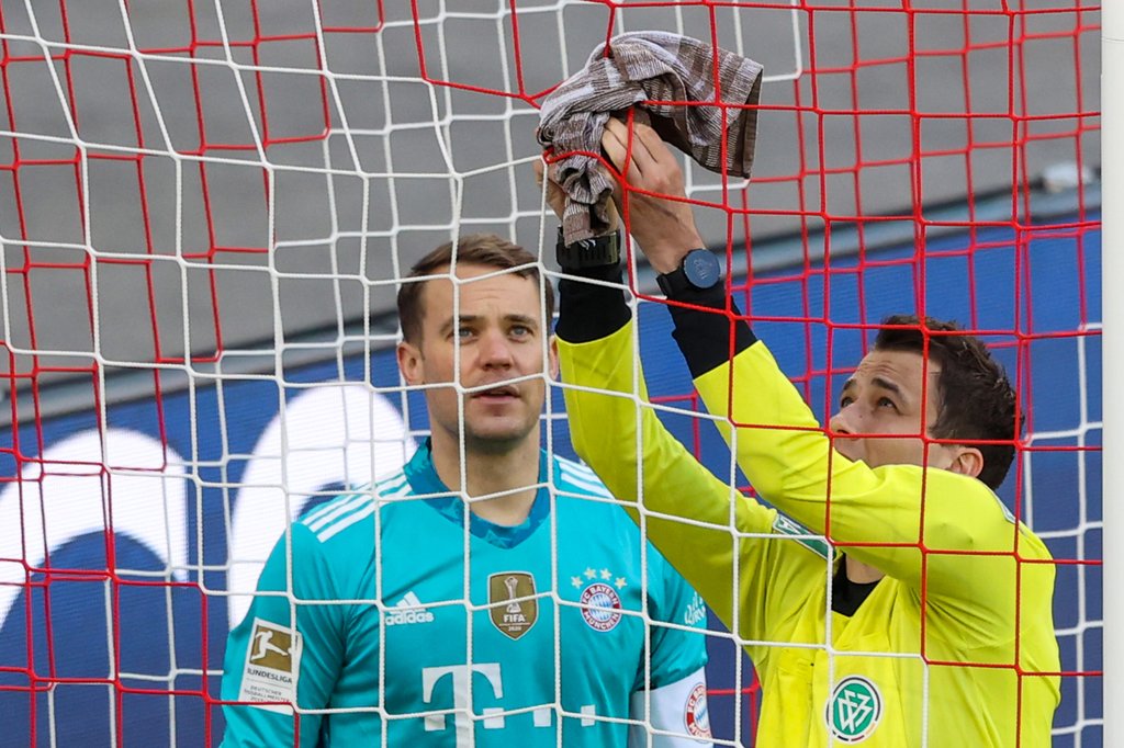 Pragmatische Lösung: Manuel Neuer versuchte, das Loch im Tor mit einem Handtuch zu verknoten.