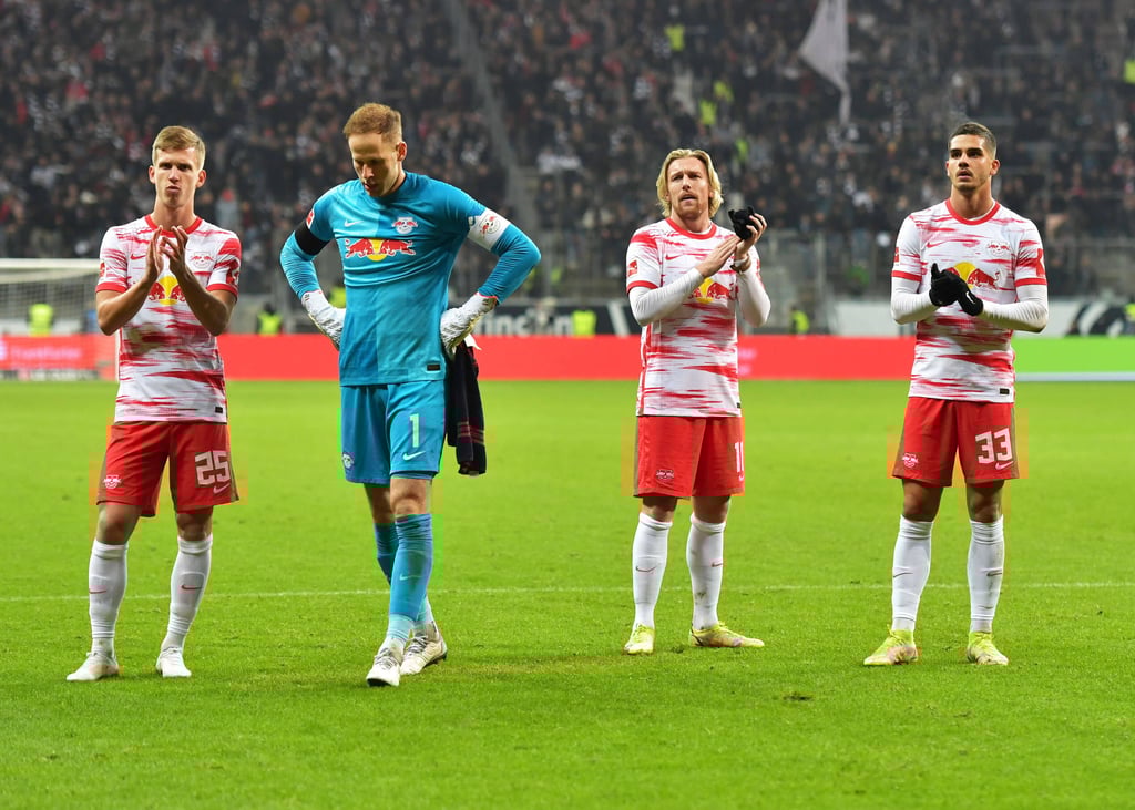 Können es kaum fassen: Leipzigs Spieler Dani Olmo, Pete Gulacsi, Emil Forsberg und Andre Silva (v.l.) nach dem 1:1 in Frankfurt
