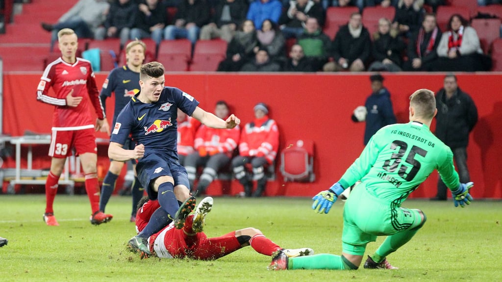 Als RB Leipzig im Dezember 2016 zum ersten Mal in der Bundesliga verlor: Marcel Sabitzer scheiert an Ingolstadts Keeper Hansen.