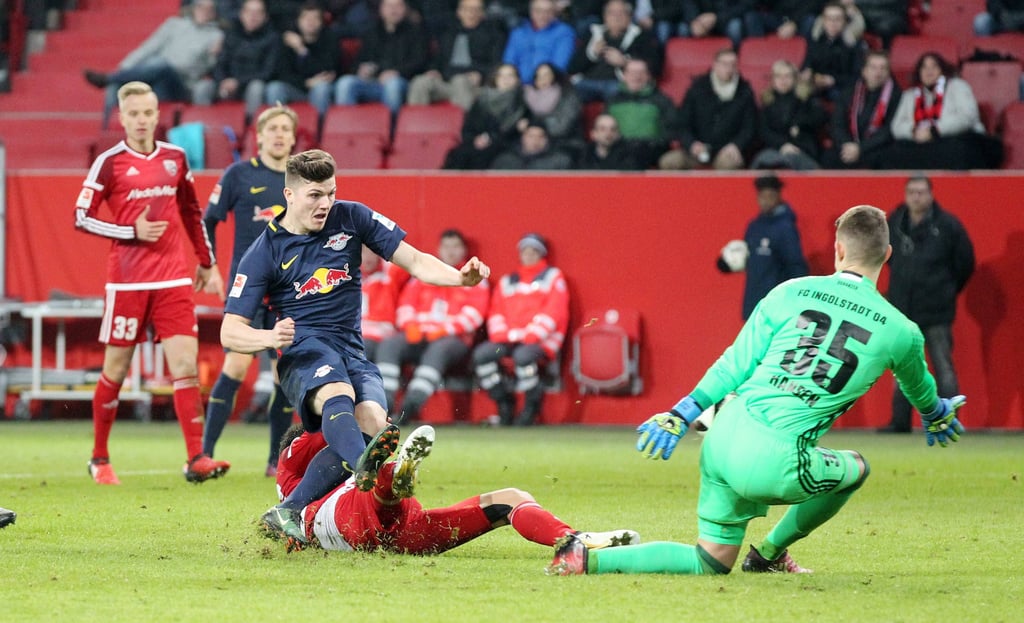 Als RB Leipzig im Dezember 2016 zum ersten Mal in der Bundesliga verlor: Marcel Sabitzer scheiert an Ingolstadts Keeper Hansen.