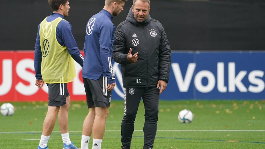 Timo, so musste das machen: Flick bespricht sich mit dem Stürmer Timo Werner