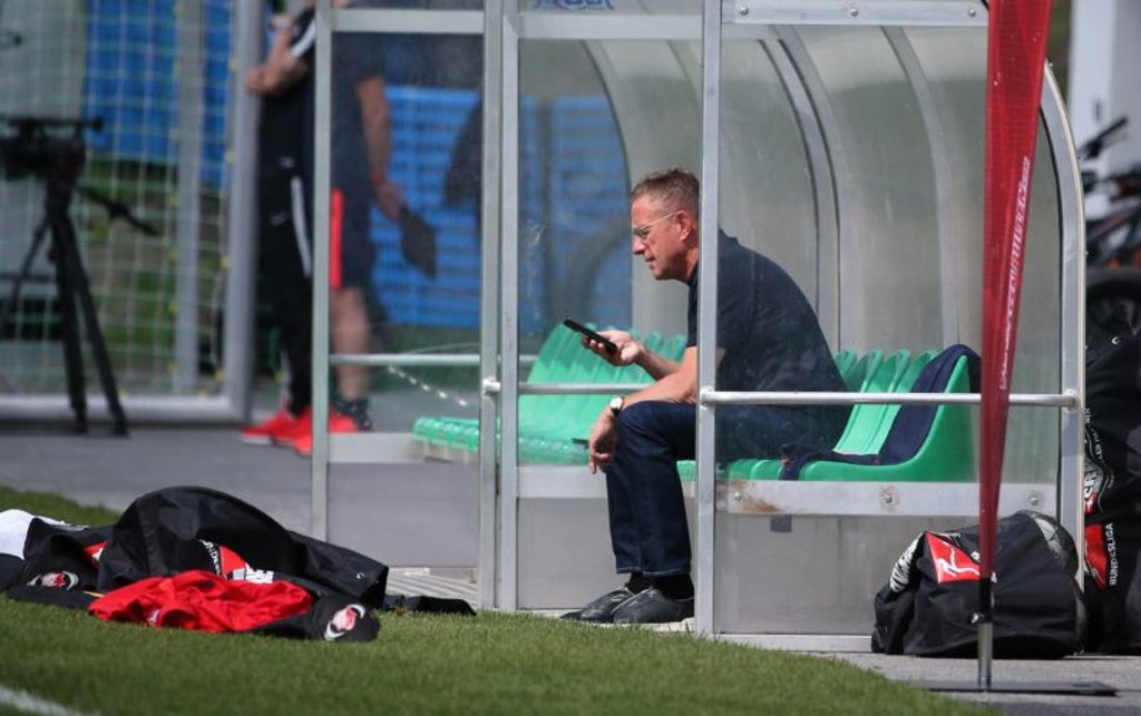 Ralf Rangnick im Trainingslager von RB Leipzig in Seefeld auf der Trainerbank.