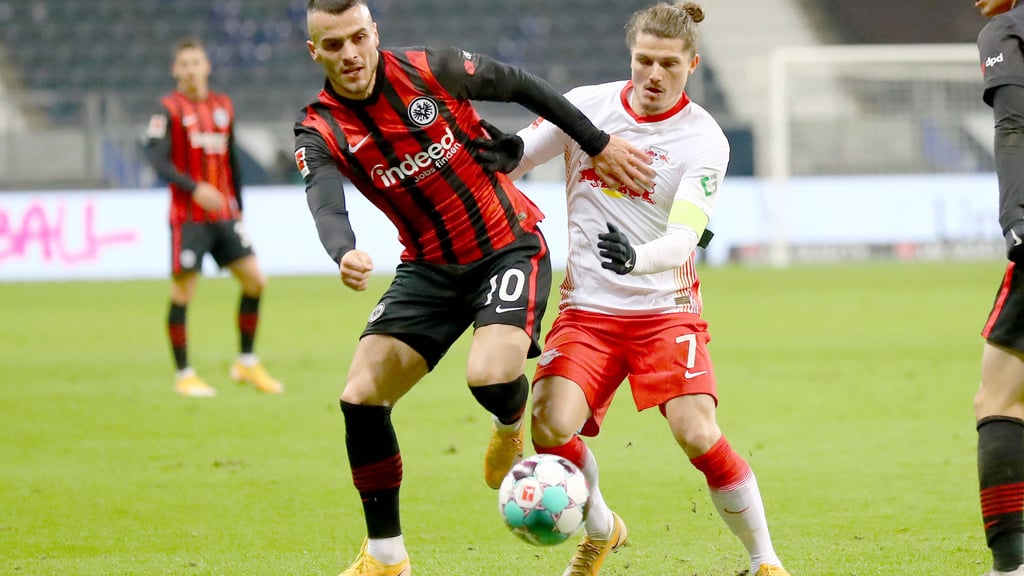 Kostic (l.) im Duell mit RB-Kapitän Marcel Sabitzer.