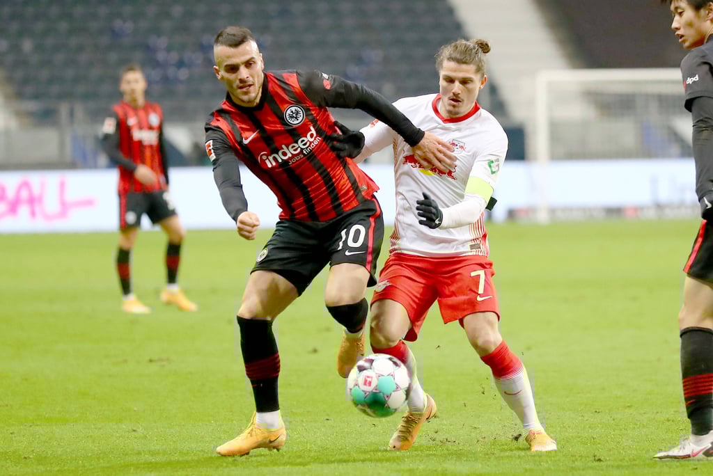 Kostic (l.) im Duell mit RB-Kapitän Marcel Sabitzer.
