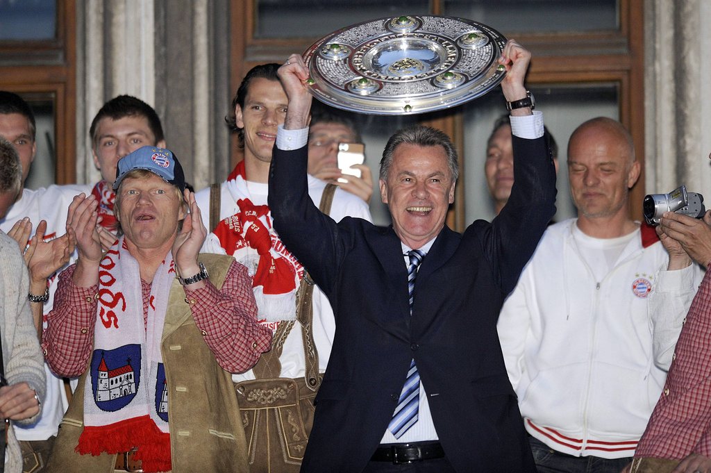 Bayern-Trainer Ottmar Hitzfeld feiert die Meisterschaft 2008 in München.