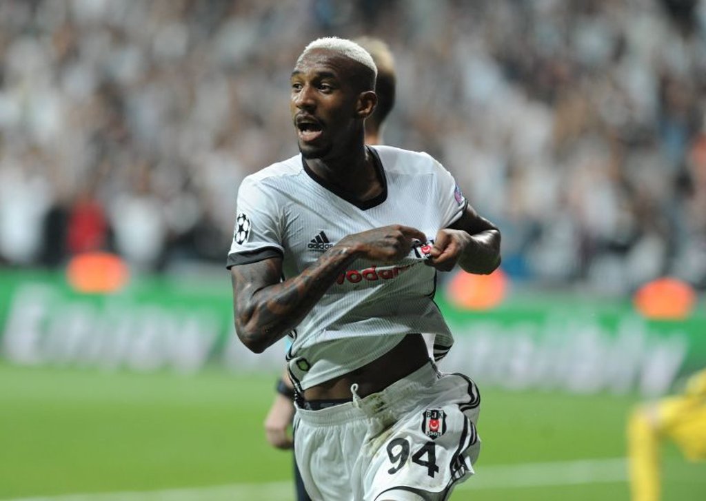Talisca zeigte nach dem Tor gegen RB Leipzig zu welchem Verein er sich zugehörig fühlt.