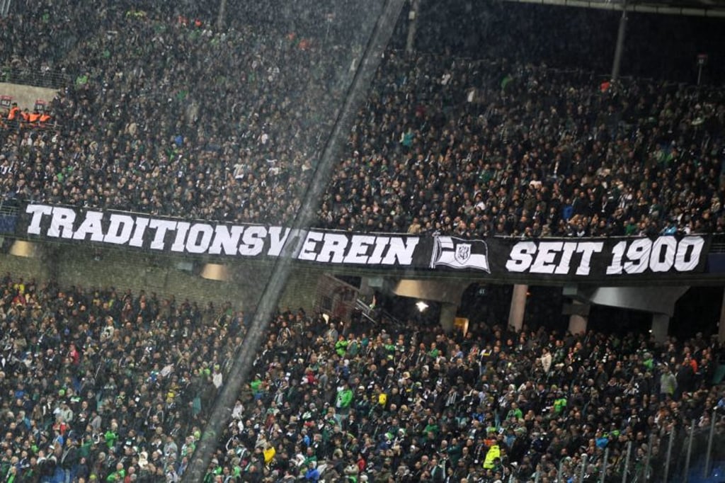 "Gladbachfans mit üblicher ""Traditionsverein seit 1900"" Zaunfahne. "