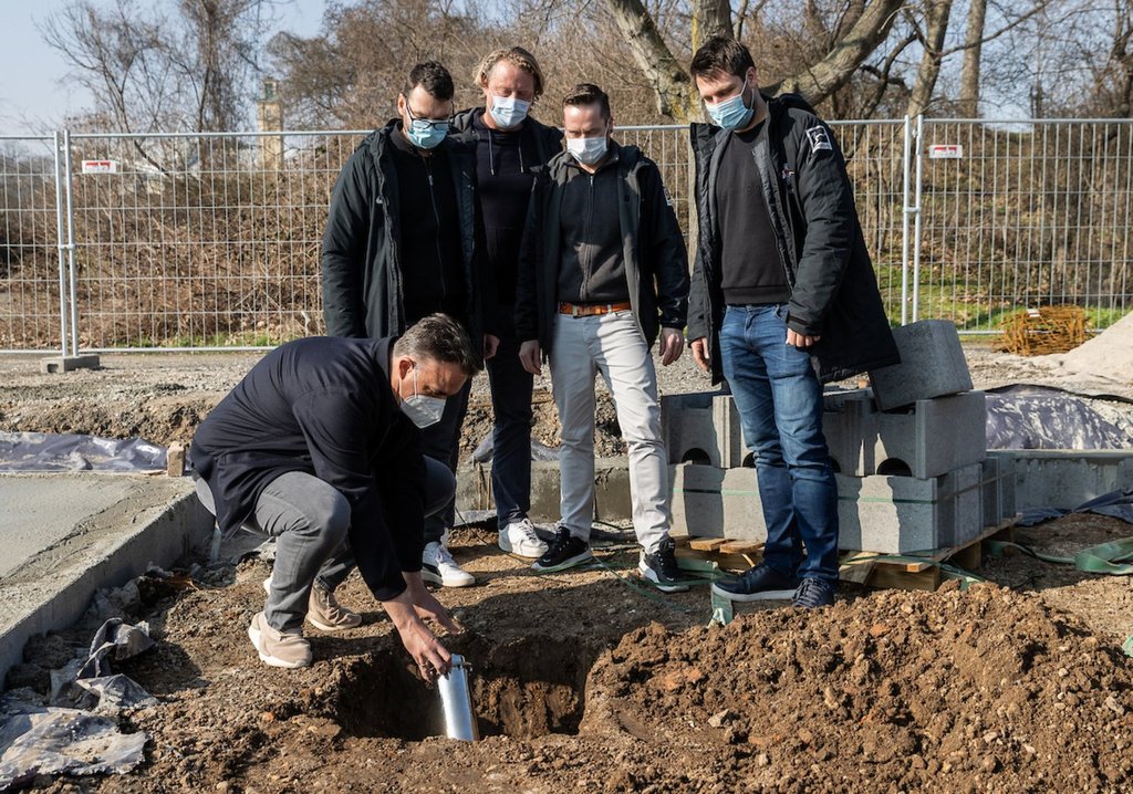 RB-Direktor Ulrich Wolter versenkt die Zeitkapsel an der Stelle des geplanten Fanhauses.