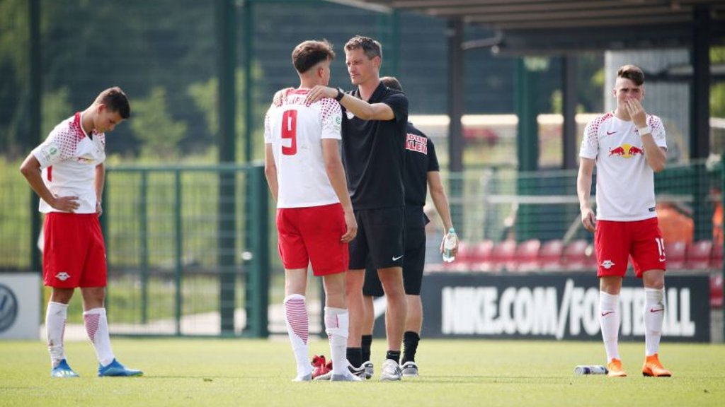 Aufbauarbeit: U17-Trainer Alexander Blessin mit Spieler Frederik Jäkel