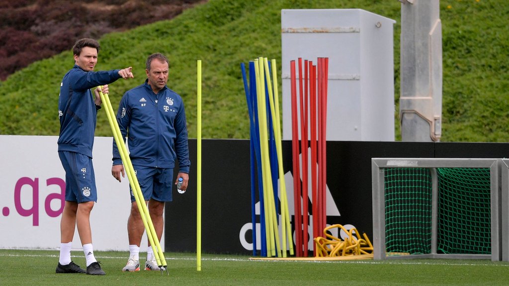 Gibt schonmal die taktische Richtung vor: Danny Röhl mit Bayerns Cheftrainer Hansi Flick.