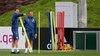 Gibt schonmal die taktische Richtung vor: Danny Röhl mit Bayerns Cheftrainer Hansi Flick.