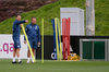 Gibt schonmal die taktische Richtung vor: Danny Röhl mit Bayerns Cheftrainer Hansi Flick.