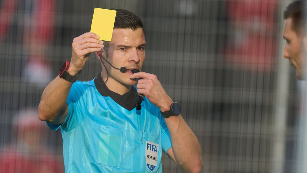 Harm Osmers zeigt eine Verwarnung.&nbsp;