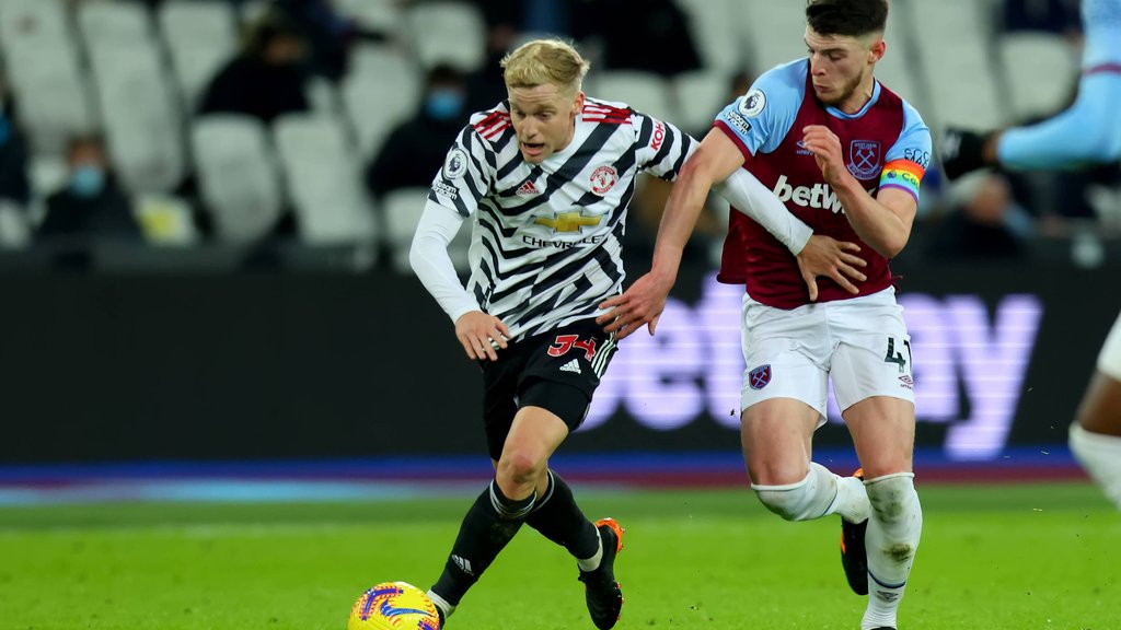 Donny van de Beek von Manchester United (l.) wird beim 3:1-Sieg gegen West Ham in der Premier League von Declan Rice bedrängt.
