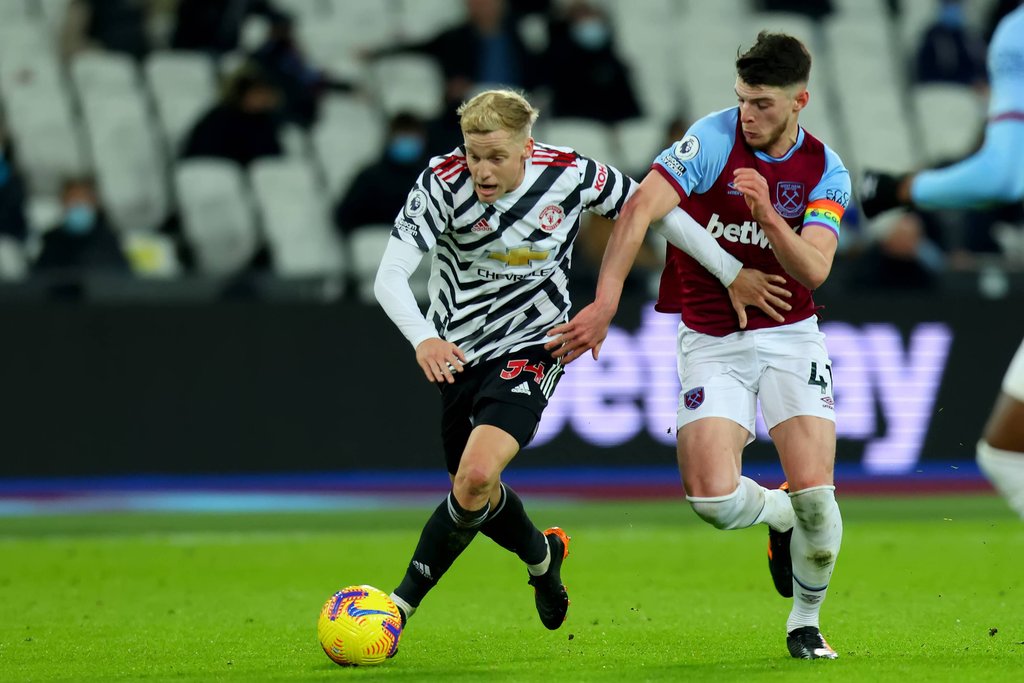 Donny van de Beek von Manchester United (l.) wird beim 3:1-Sieg gegen West Ham in der Premier League von Declan Rice bedrängt.
