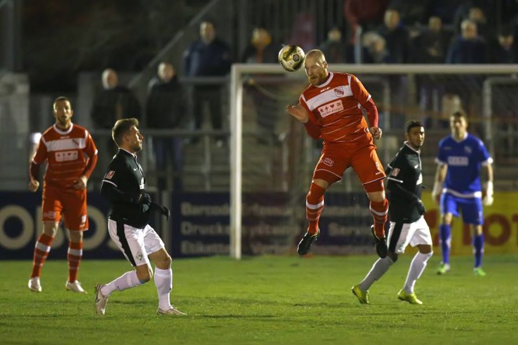 Benjamin Halstenberg beim Kopfball.