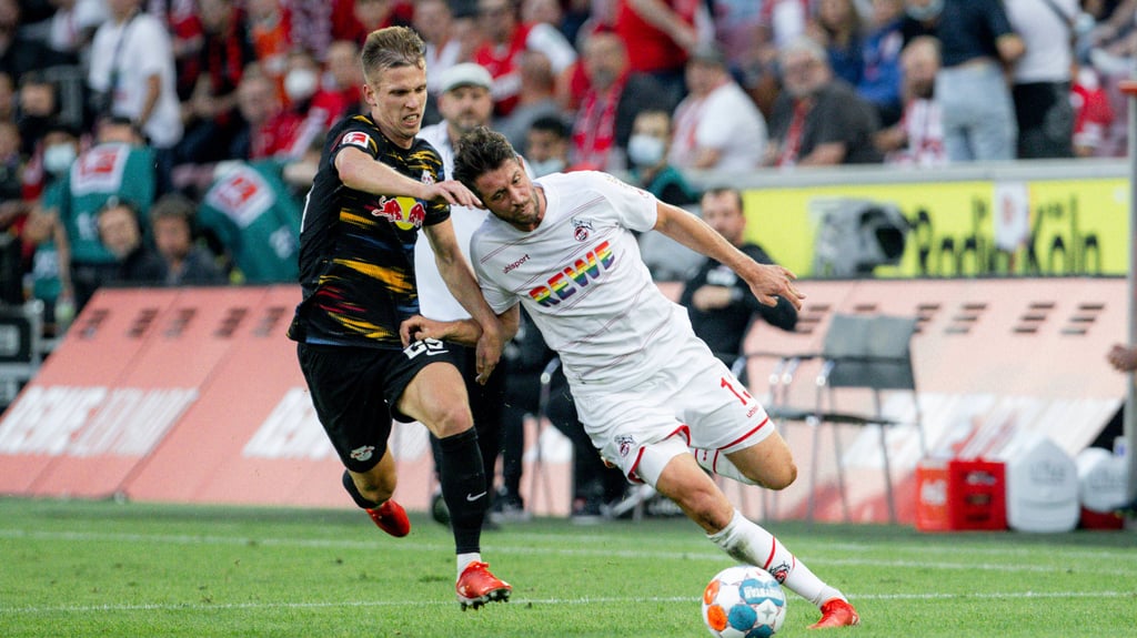 Dani Olmo (l.) versucht Mark Uth (1. FC Köln) den Ball abzunehmen.