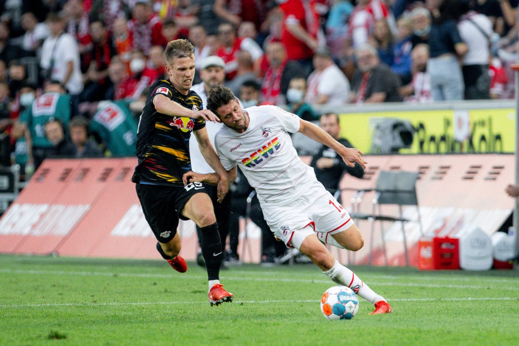 Dani Olmo (l.) versucht Mark Uth (1. FC Köln) den Ball abzunehmen.