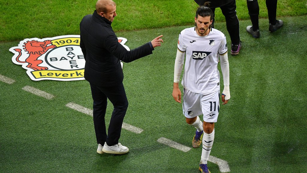 FLorian Grillitsch musste mit Gelb-Rot vom Platz.