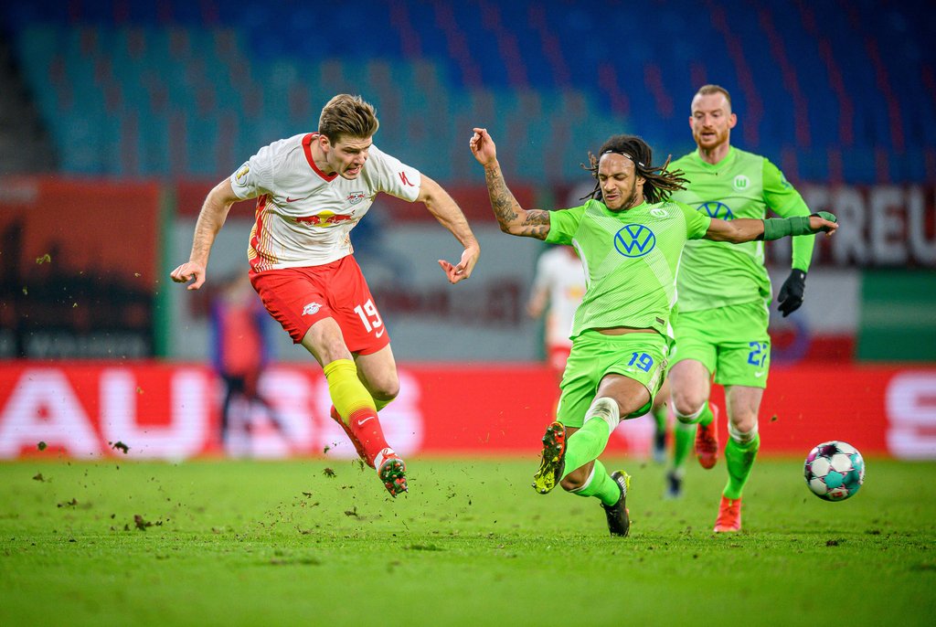 Leipzigs Alexander Sörloth (l.) gegen Wolfsburgs Kevin Mbabu.