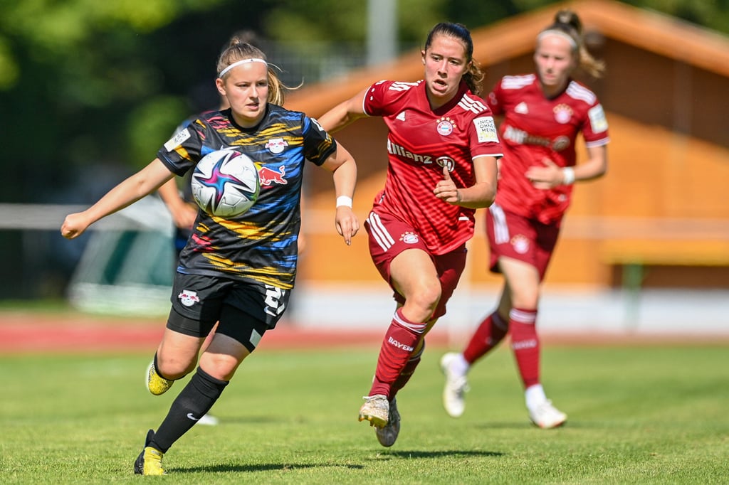 RB Leipzigs Vanessa Fudalla (l.) enteilt zwei Gegenspielerinnen.
