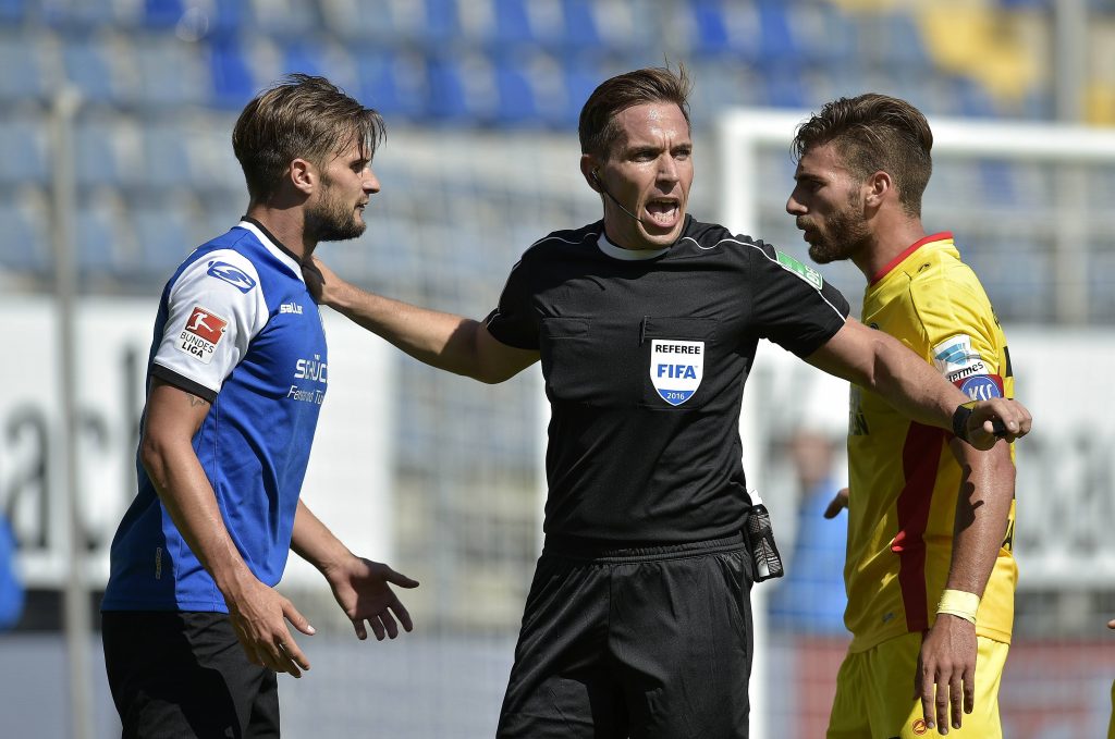 Tobias Stieler im vollen Einsatz.