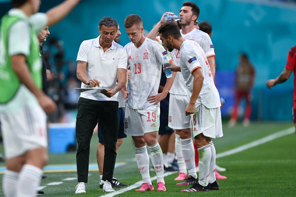 Spaniens Trainer Luis Enrique gibt Anweisungen an Dani Olmo (m.) und Jordi Alba (r.).