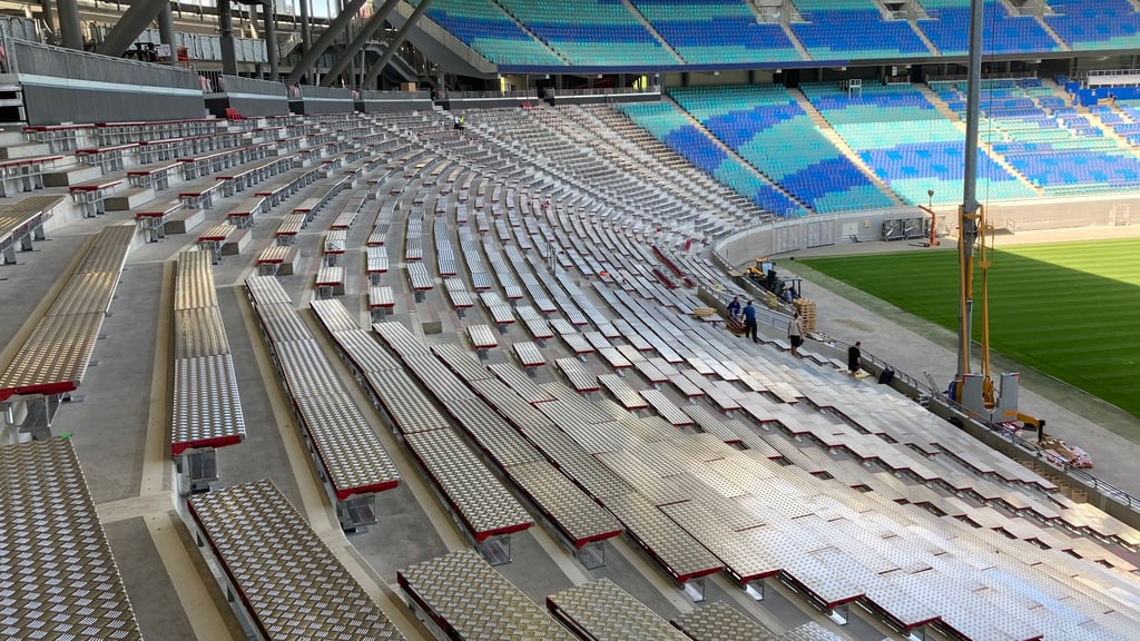 Sind schon geliefert und müssen nur noch montiert und verschraubt werden: Die neuen Sitz-Stehplatz-Kombinationen aus Edelstahl.