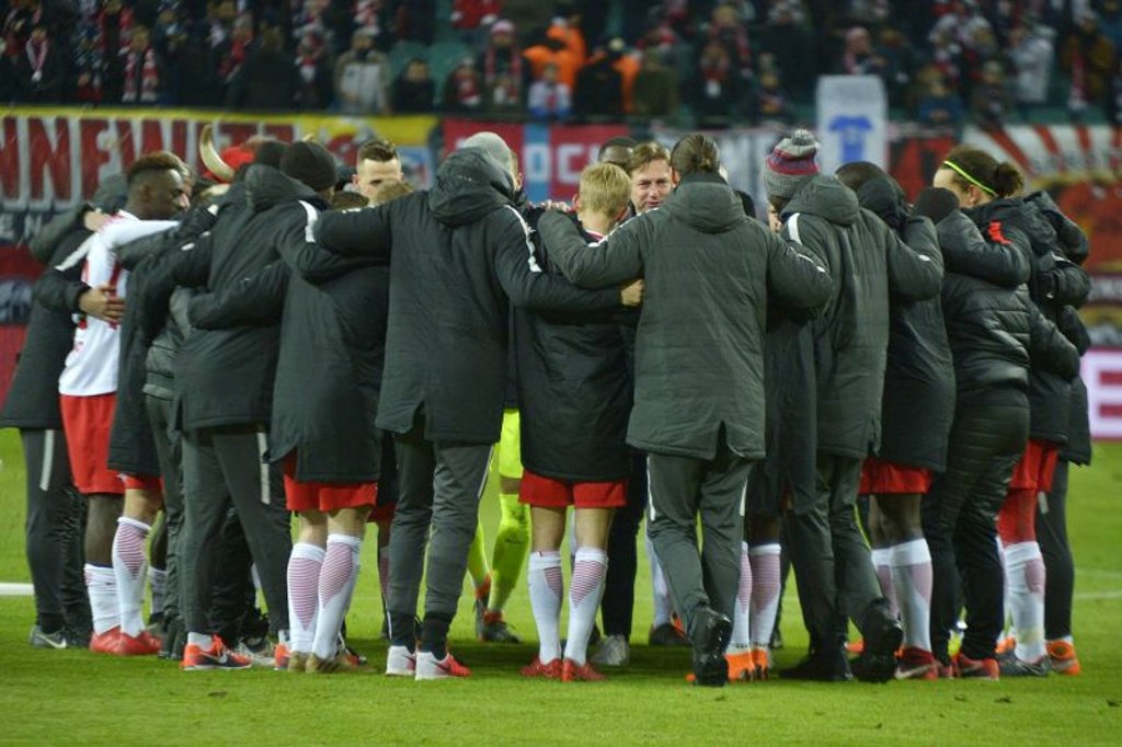Hasenhüttl mit seinen Spielern bei RB Leipzig. Hier im Kreis des Teams nach dem Sieg gegen Bayern.