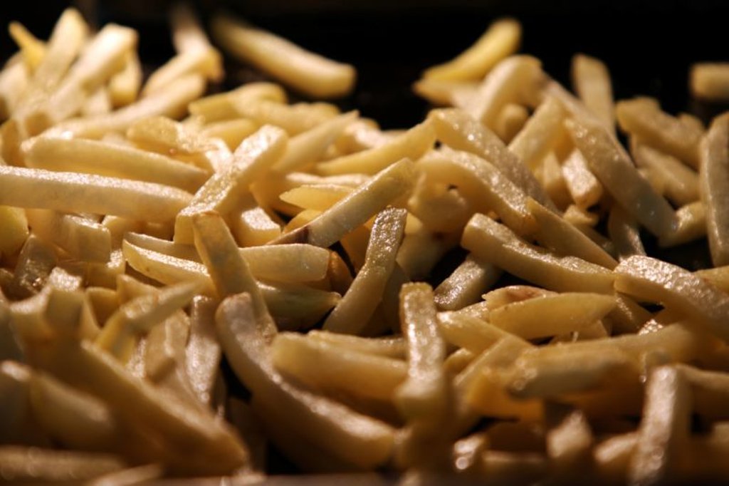 Nicht nur Klassiker wie Pommes Frites hat die Red Bull Arena für Veganer im Angebot. (imago images / Gottfried Czepluch)