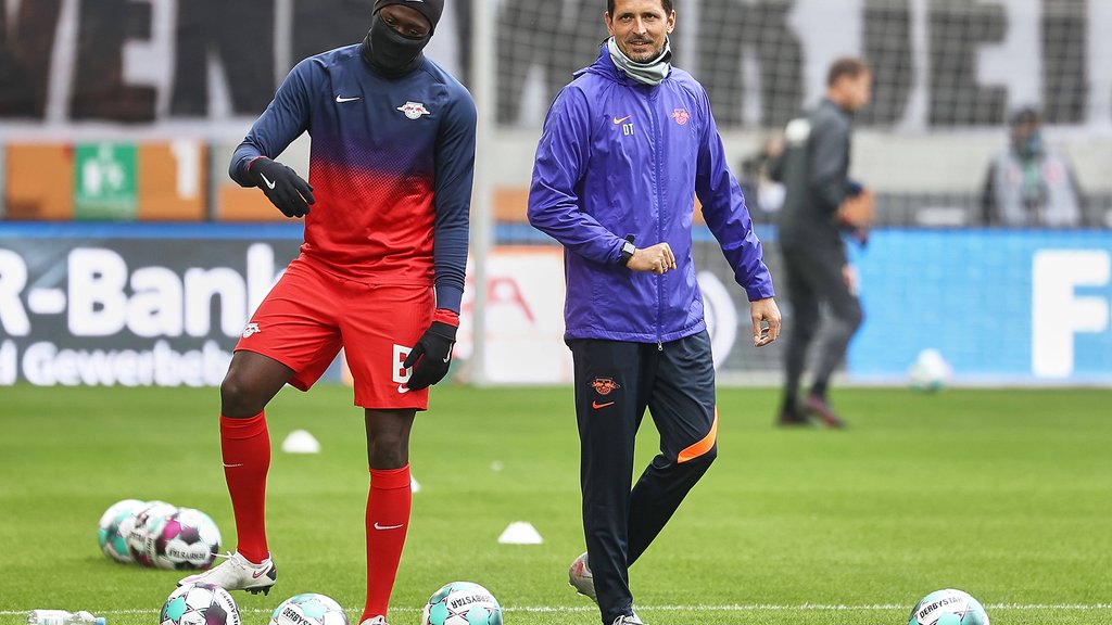 Standardexperte Dino Toppmöller mit Torschütze Ibrahima Konaté.